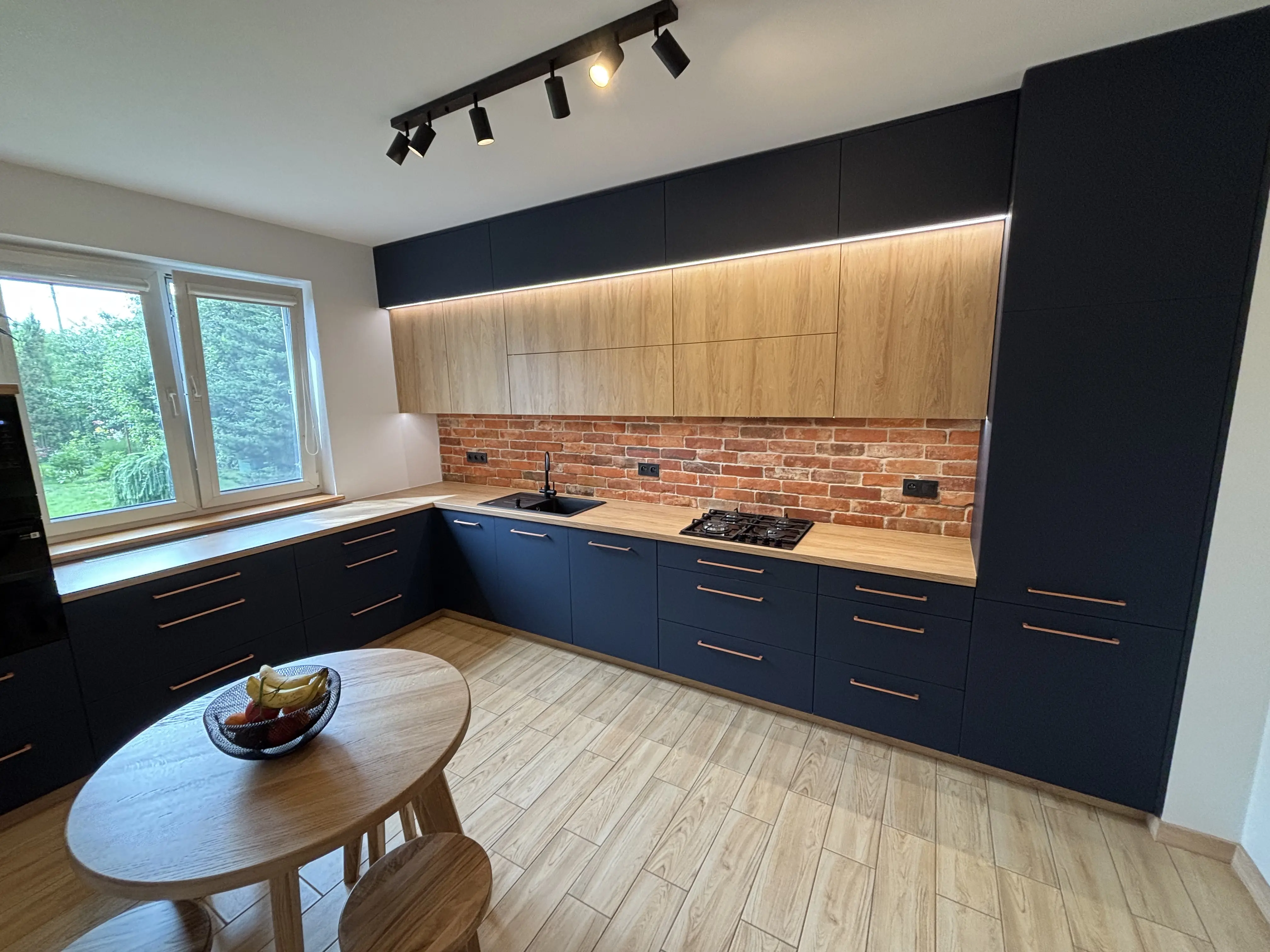 Nowoczesna kuchnia w Mirkowie - widok główny