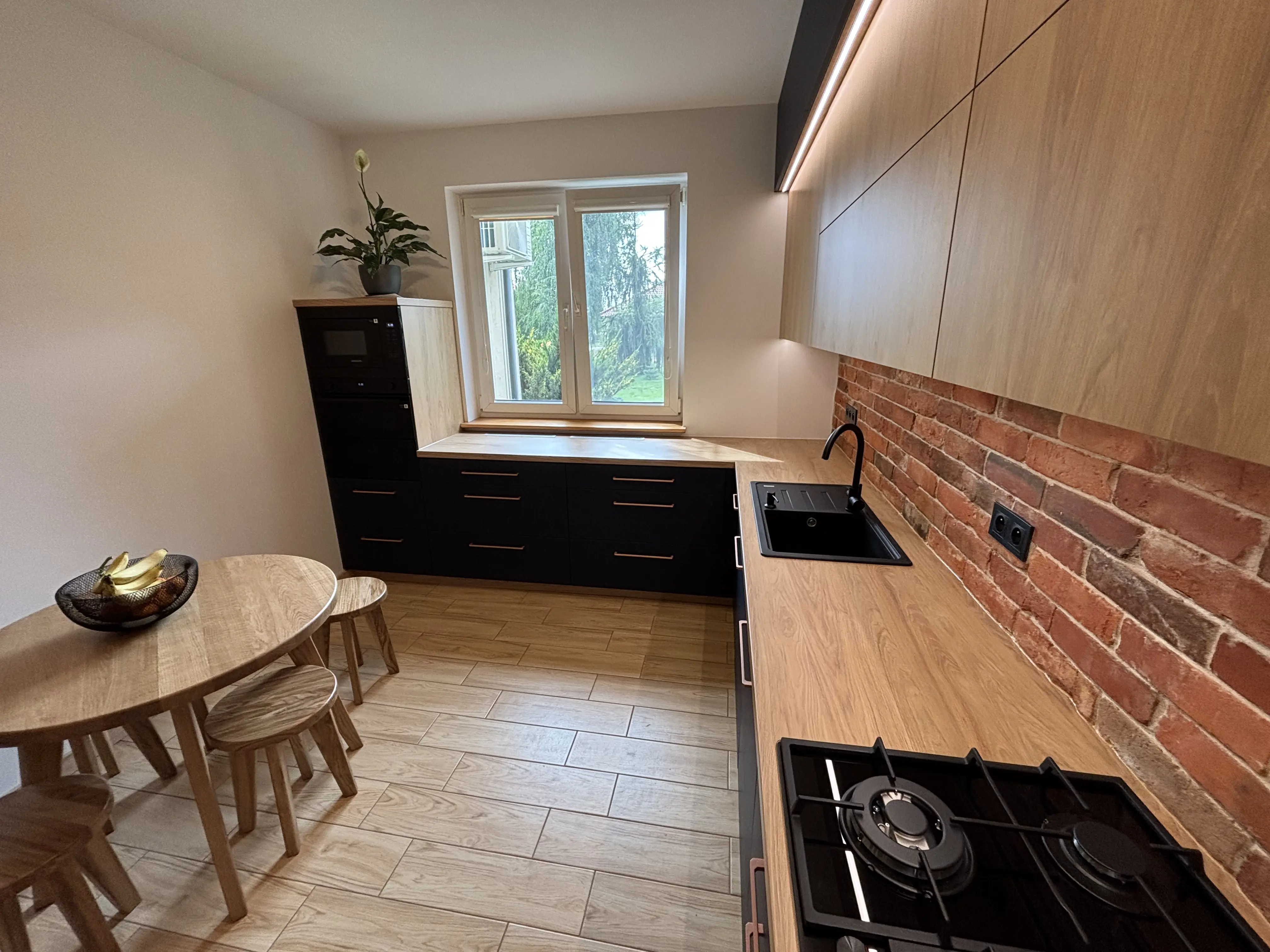 Nowoczesna kuchnia - szafki górne i oświetlenie