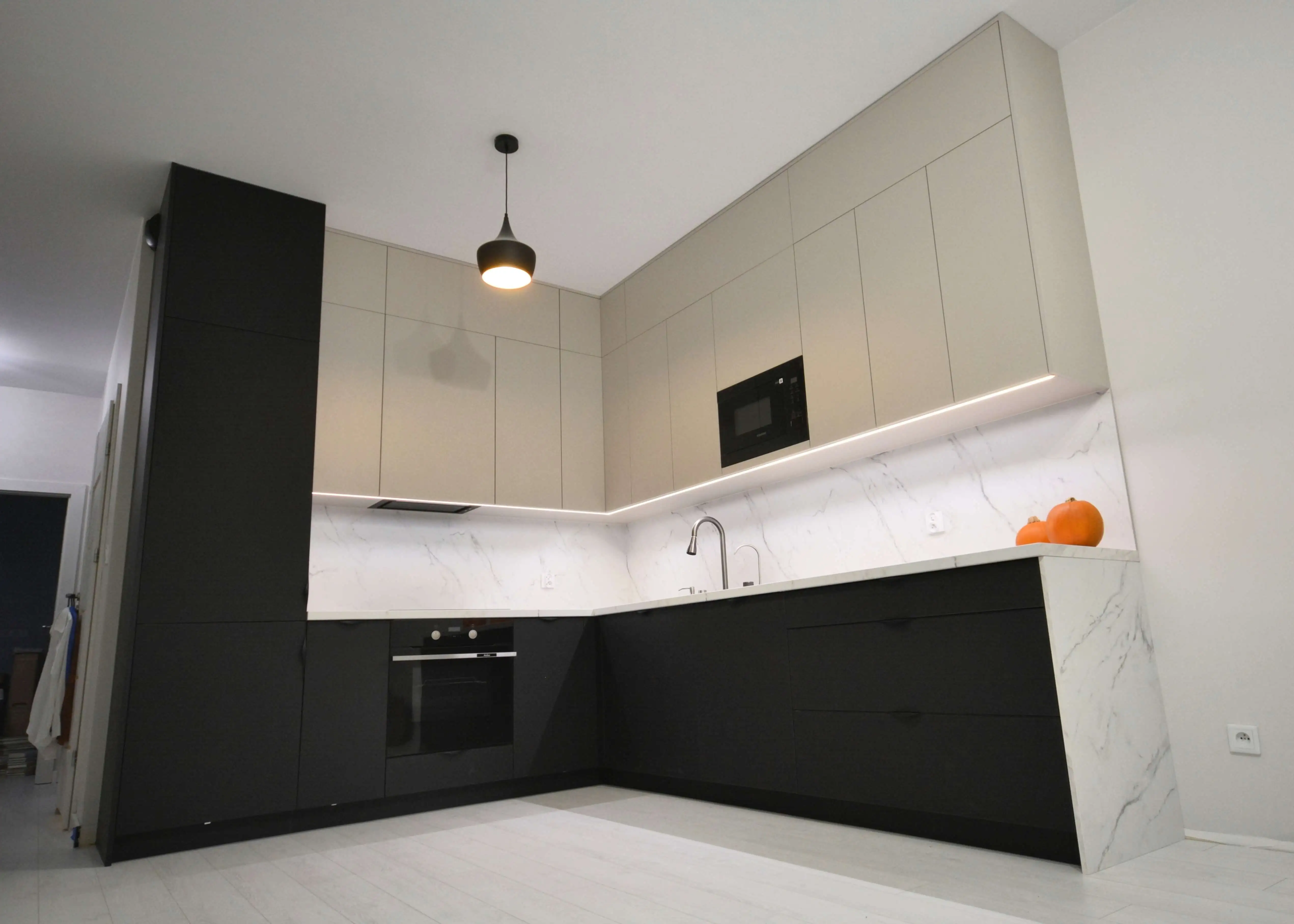 Czarno-beżowa kuchnia REHAU – ul. Obornicka Wrocław