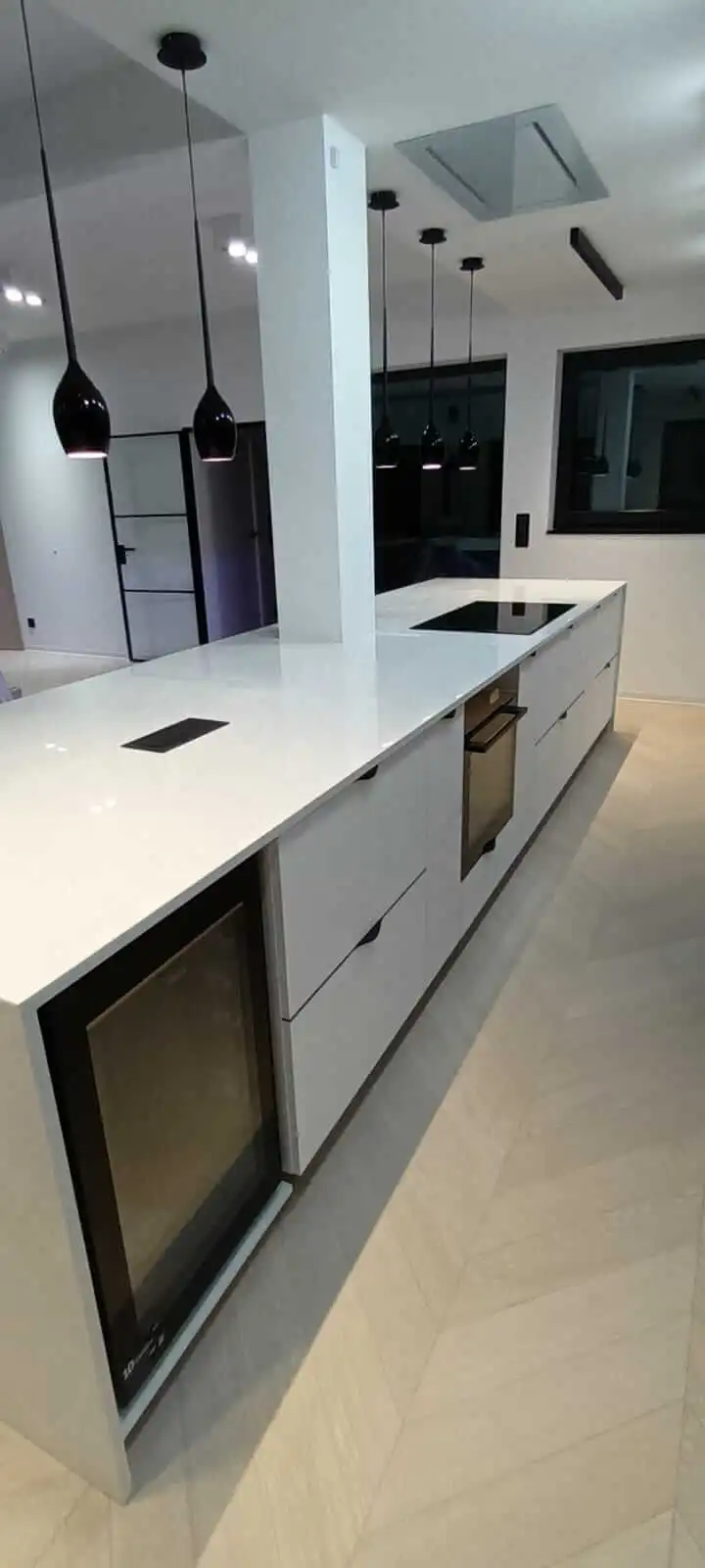 Nowoczesna kuchnia premium w eleganckim połysku – widok na wyspę