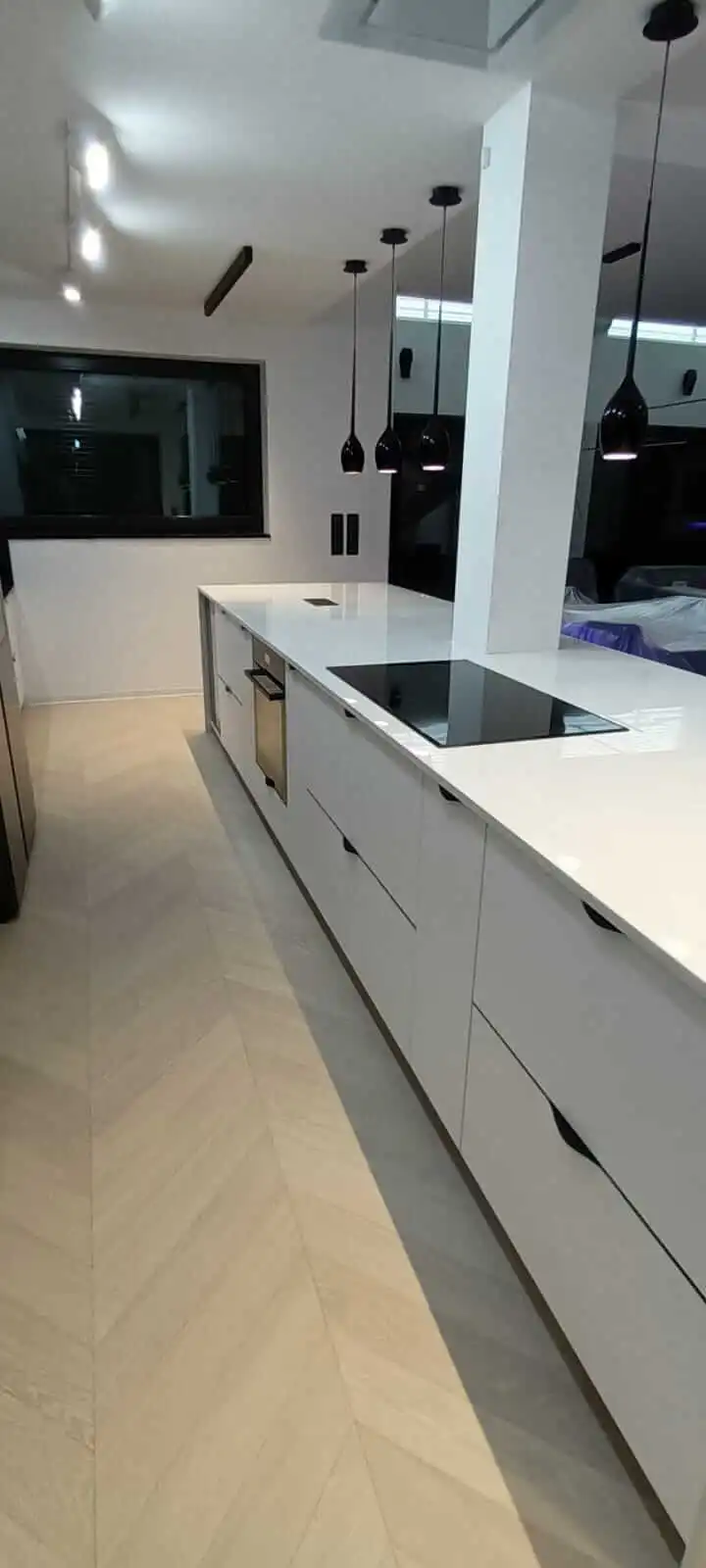 Nowoczesna kuchnia premium w eleganckim połysku – widok na wyspę